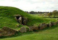 Bryn Celli Ddu - remains of surrounding henge